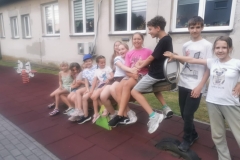 Dzieci bawią się na placu zabaw