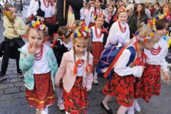 dzieci w strojach ludowych