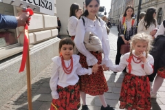 dzieci w strojach ludowych