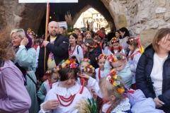 dzieci w strojach ludowych