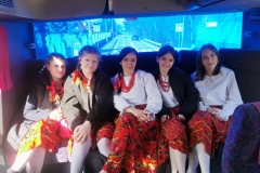 dzieci w strojach ludowych