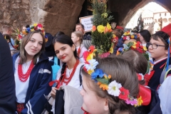 dzieci w strojach ludowych