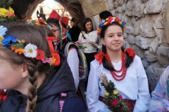 dzieci w strojach ludowych