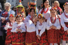 dzieci w strojach ludowych