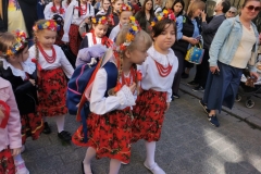 dzieci w strojach ludowych