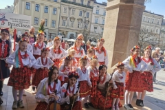 dzieci w strojach ludowych