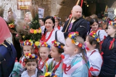 dzieci w strojach ludowych