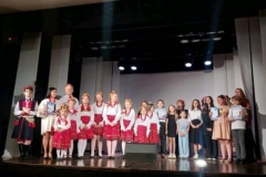 Zespół odbierający nagrodę na scenie