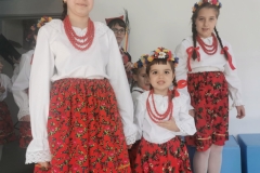Dzieci w strojach ludowych