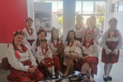 Zespół pozujący do zdjęcia