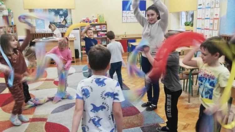 A TYM RAZEM TANIEC-ZABAWA Z KOLOROWYMI CHUSTAMI