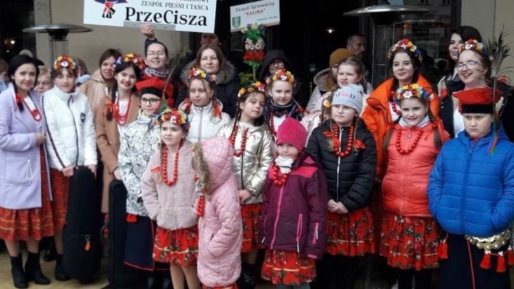 DZIECIĘCO-MŁODZIEŻOWY ZESPÓŁ PIEŚNI I TAŃCA „PRZECISZA” ZAŚPIEWAŁ W KRAKOWIE NA JARMARKU WIELKANOCNYM