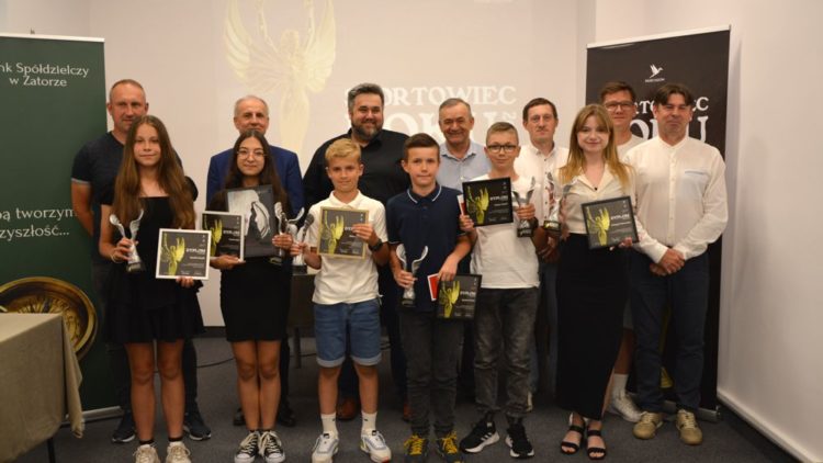 STATUETKI DLA NAJLEPSZYCH SPORTOWCÓW GMINIE PRZECISZÓW ROZDANE
