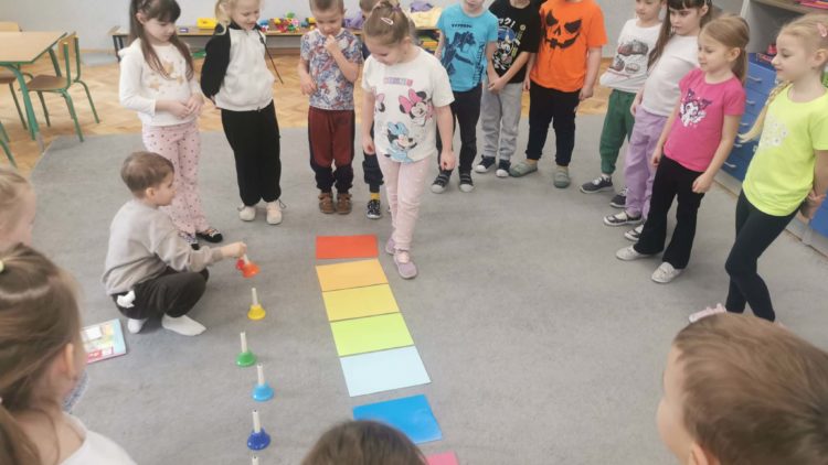 ZAJĘCIA UMUZYKALNIAJĄCE Z PANIĄ HALINKĄ