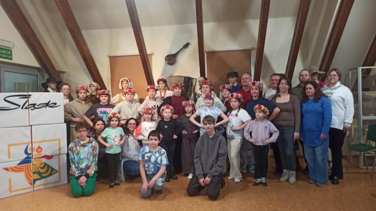 ARTYSTYCZNA PODRÓŻ ZESPOŁU „PRZECISZA” DO KOSZĘCINA.