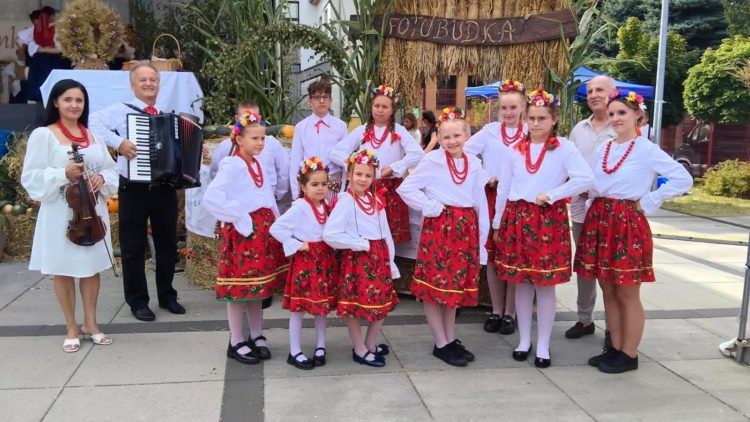 UROCZY WYSTĘP ZESPOŁU PRZECISZA PODCZAS DOŻYNEK W OSIEKU