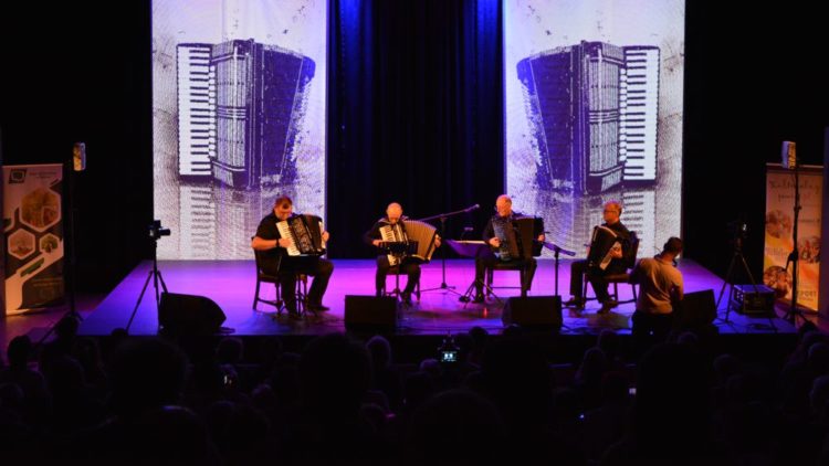 KONCERT AKORDEONOWY „PIÓRKIEM I MIECHEM” ZACHWYCIŁ GOŚCI!!!